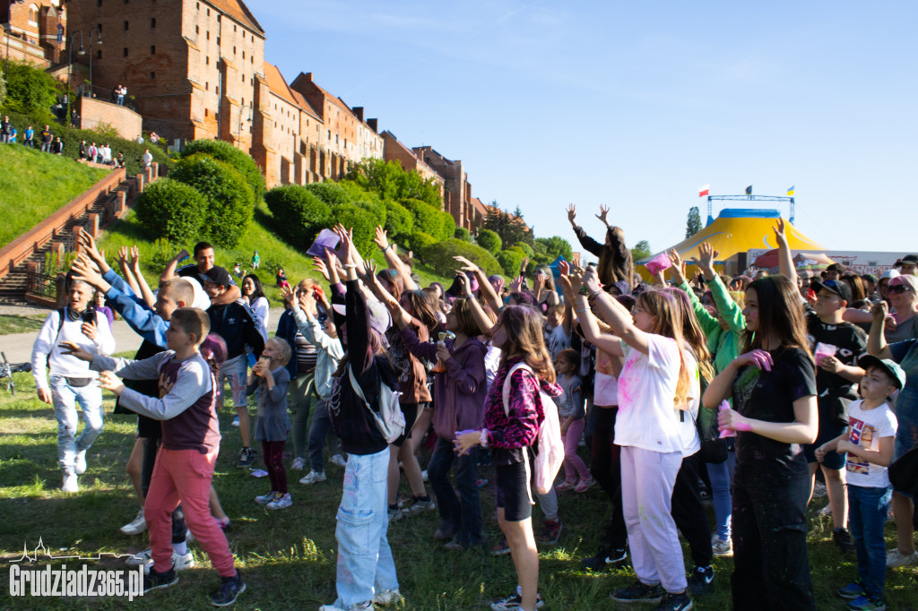 Zobacz jak Grudziądz zamienił się w tęczowe malowidło! Niezwykłe Holi przyciągnęło tłumy