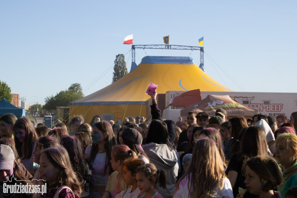 Zobacz jak Grudziądz zamienił się w tęczowe malowidło! Niezwykłe Holi przyciągnęło tłumy