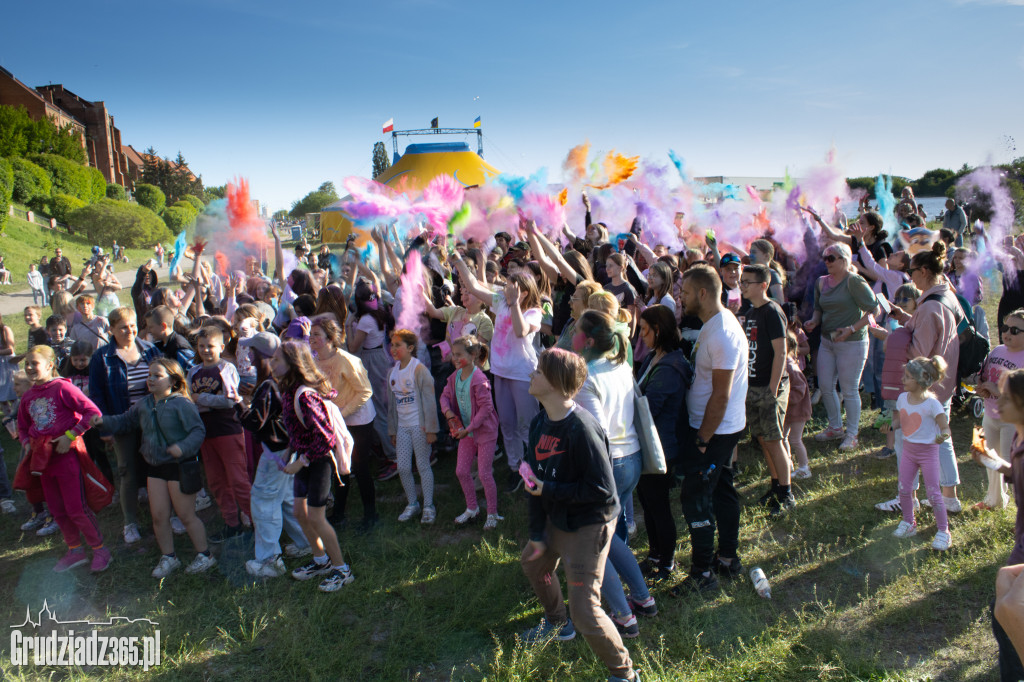 Zobacz jak Grudziądz zamienił się w tęczowe malowidło! Niezwykłe Holi przyciągnęło tłumy