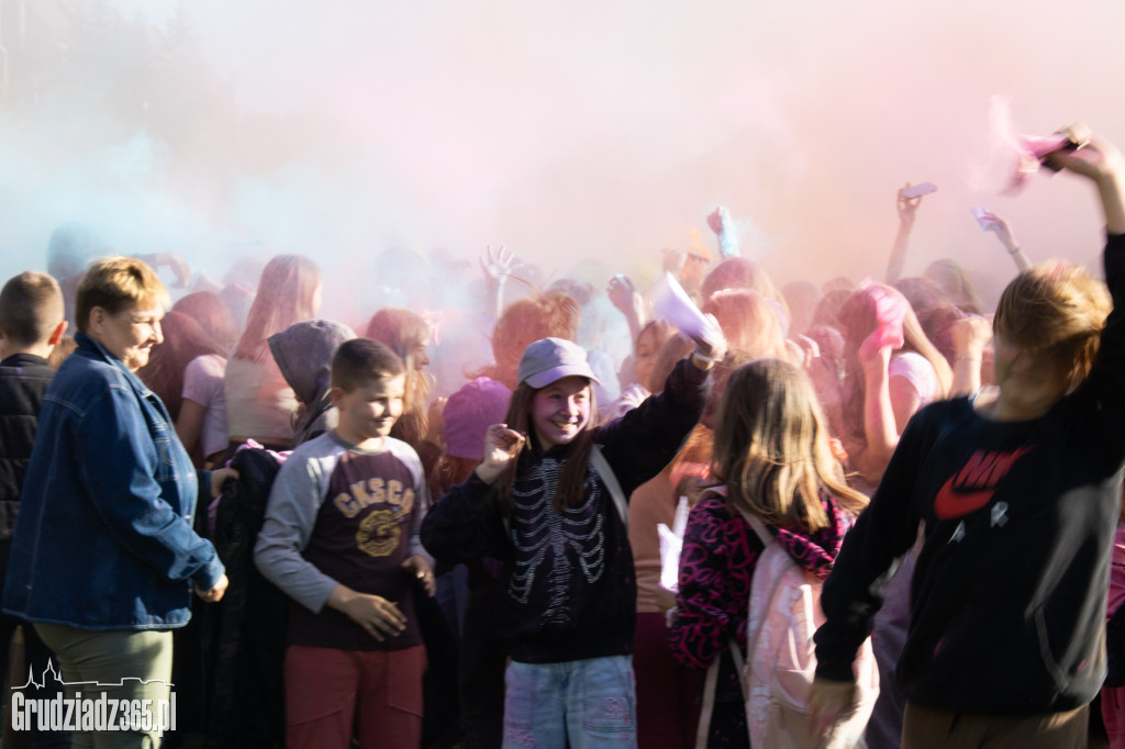 Zobacz jak Grudziądz zamienił się w tęczowe malowidło! Niezwykłe Holi przyciągnęło tłumy