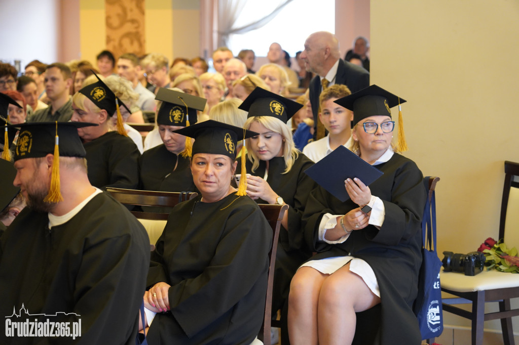 Wręczenie dyplomów ukończenia studiów pielęgniarskich