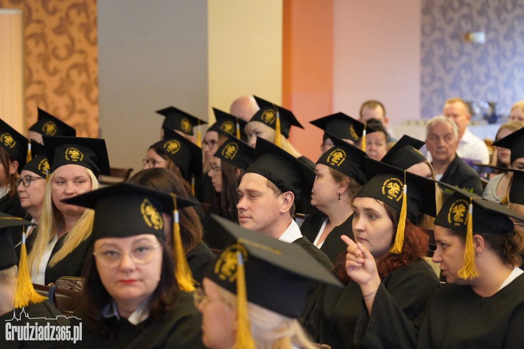 Wręczenie dyplomów ukończenia studiów pielęgniarskich