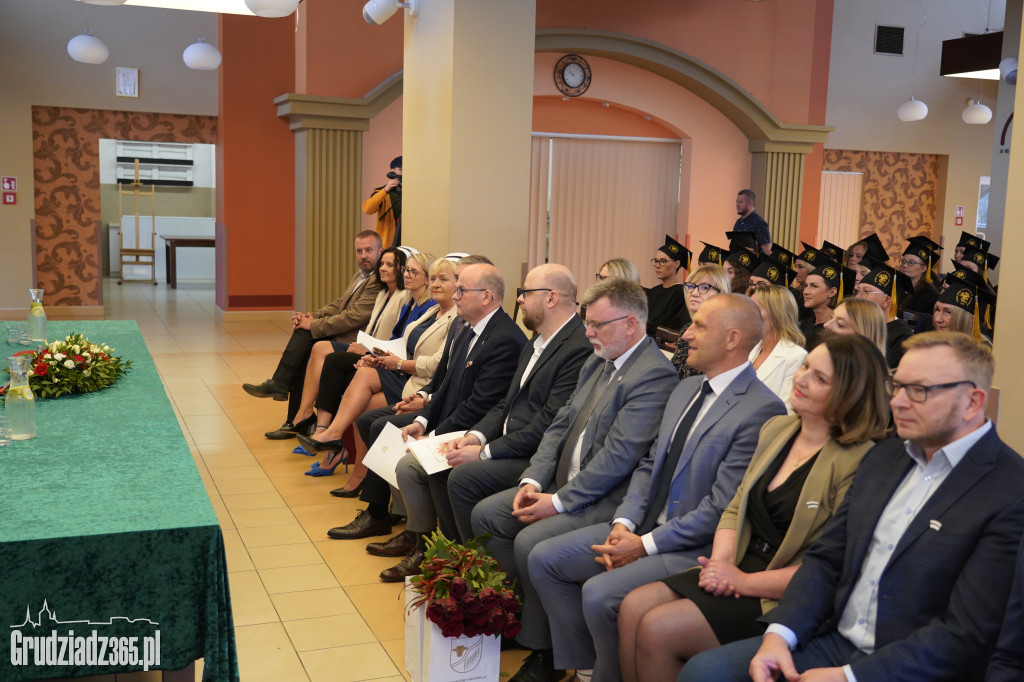 Wręczenie dyplomów ukończenia studiów pielęgniarskich