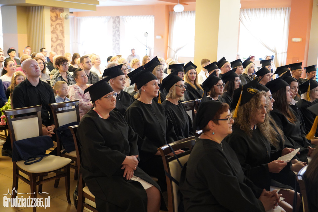 Wręczenie dyplomów ukończenia studiów pielęgniarskich