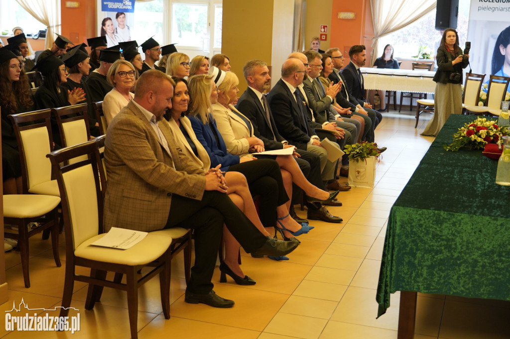 Wręczenie dyplomów ukończenia studiów pielęgniarskich