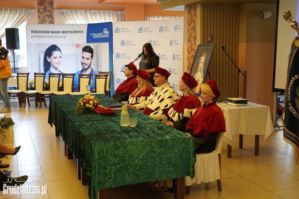 Wręczenie dyplomów ukończenia studiów pielęgniarskich