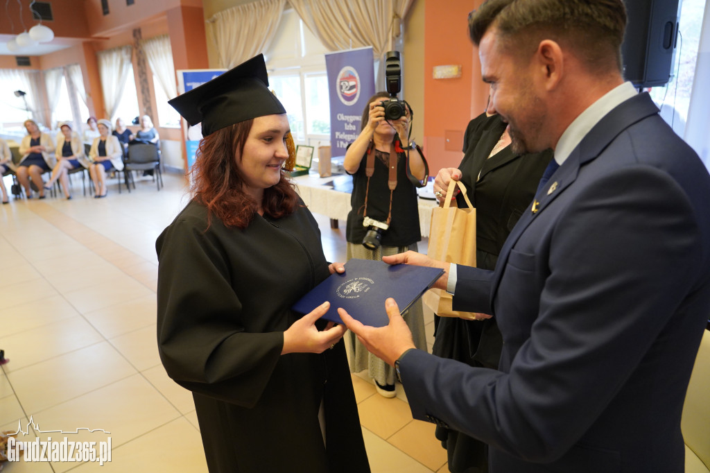 Wręczenie dyplomów ukończenia studiów pielęgniarskich