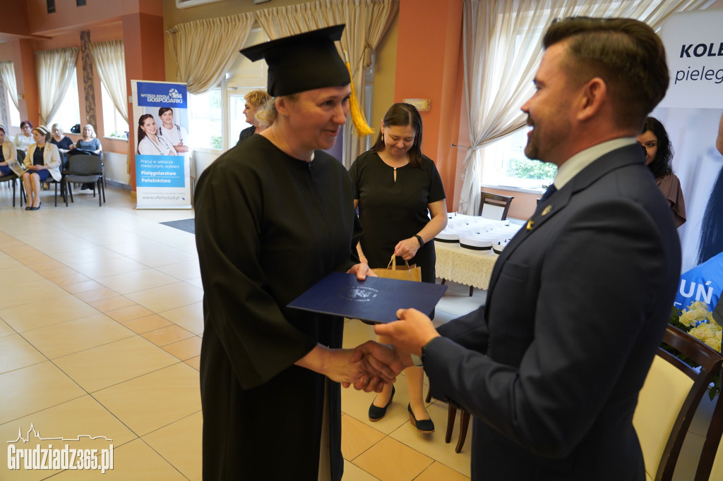 Wręczenie dyplomów ukończenia studiów pielęgniarskich