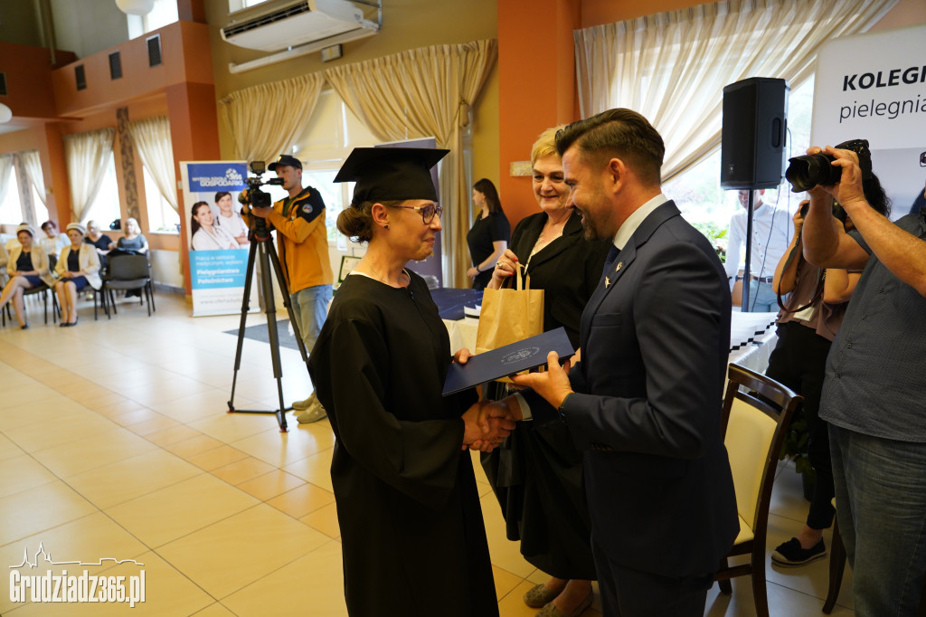 Wręczenie dyplomów ukończenia studiów pielęgniarskich