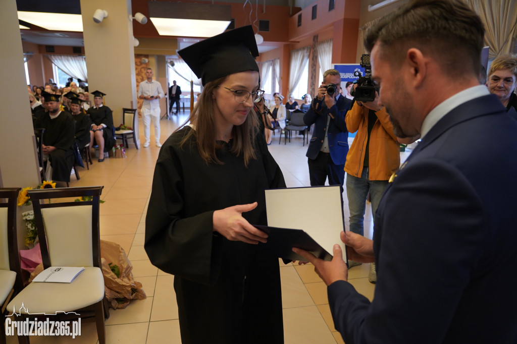Wręczenie dyplomów ukończenia studiów pielęgniarskich