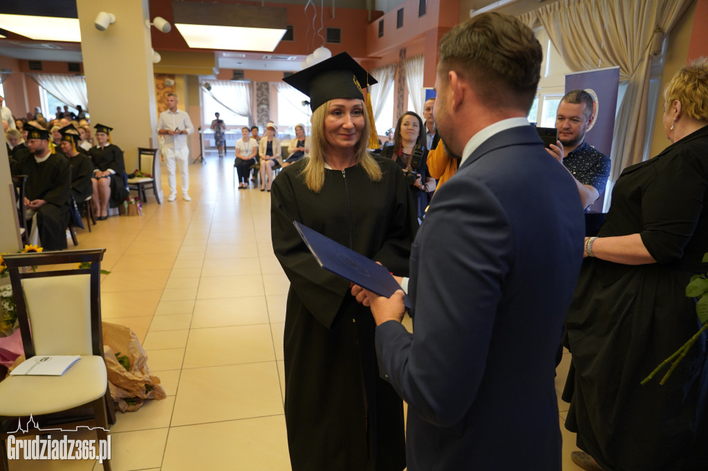 Wręczenie dyplomów ukończenia studiów pielęgniarskich