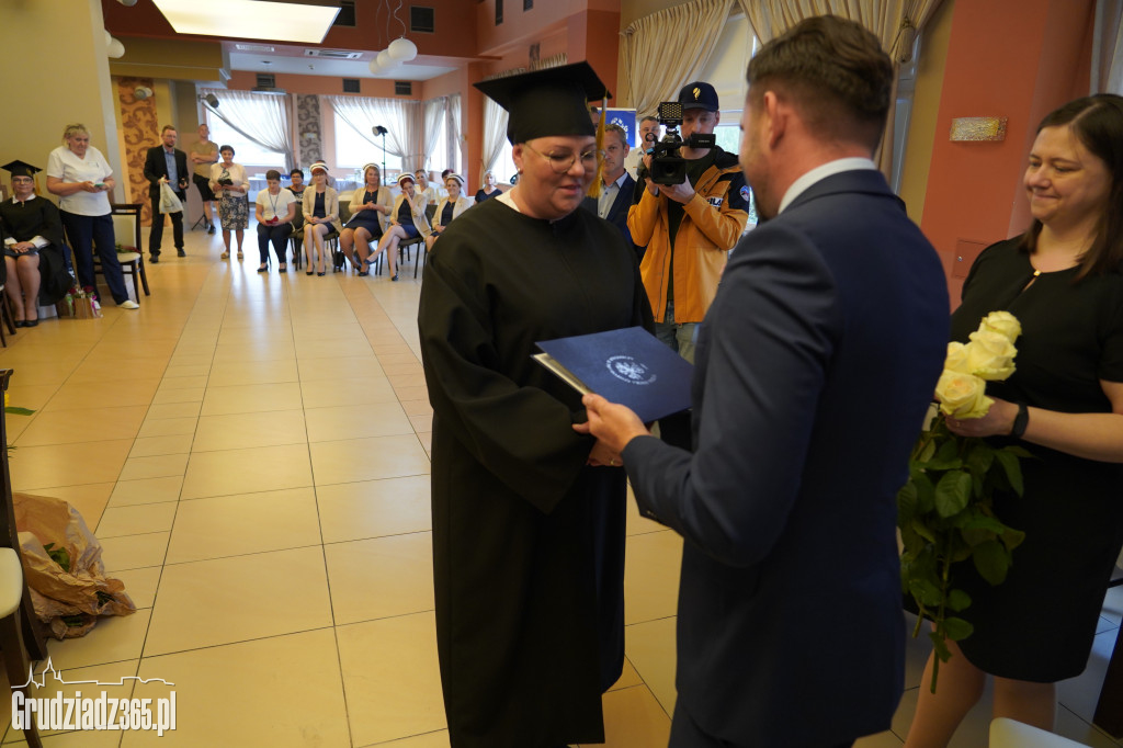 Wręczenie dyplomów ukończenia studiów pielęgniarskich
