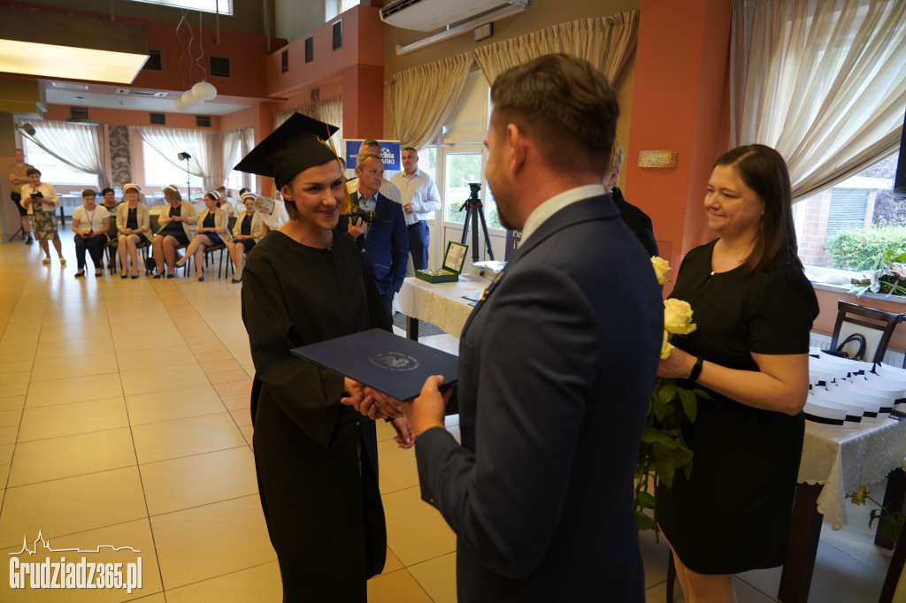 Wręczenie dyplomów ukończenia studiów pielęgniarskich