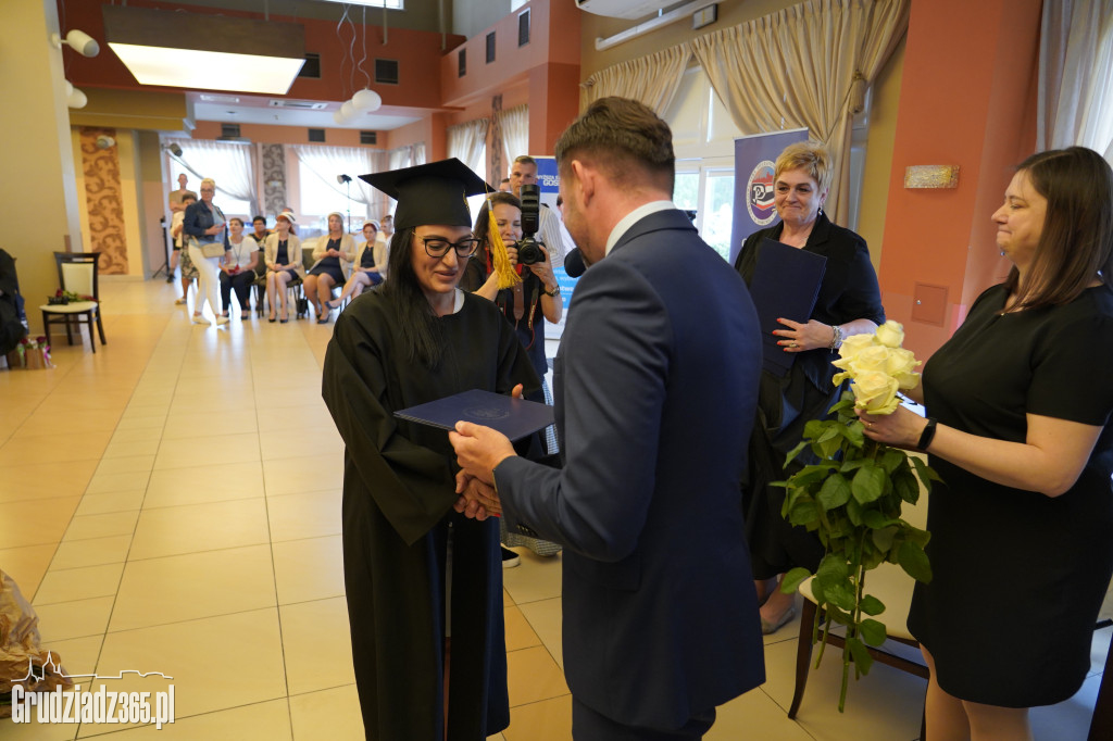 Wręczenie dyplomów ukończenia studiów pielęgniarskich