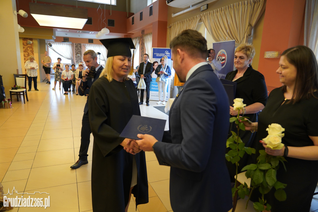 Wręczenie dyplomów ukończenia studiów pielęgniarskich