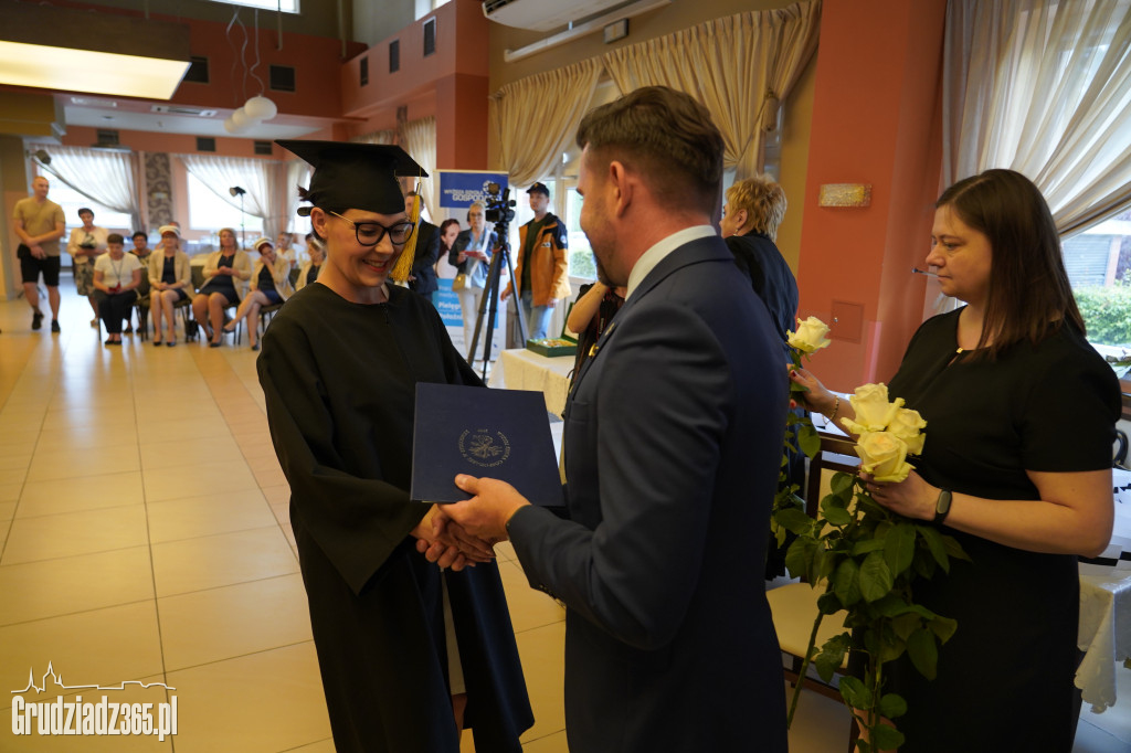 Wręczenie dyplomów ukończenia studiów pielęgniarskich