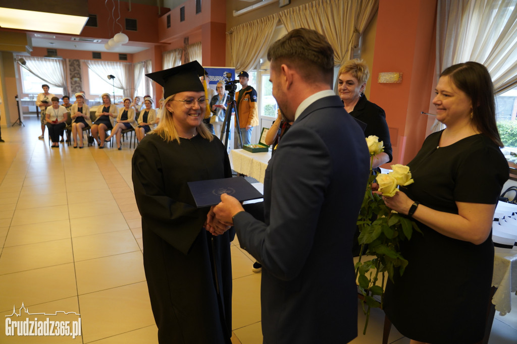 Wręczenie dyplomów ukończenia studiów pielęgniarskich