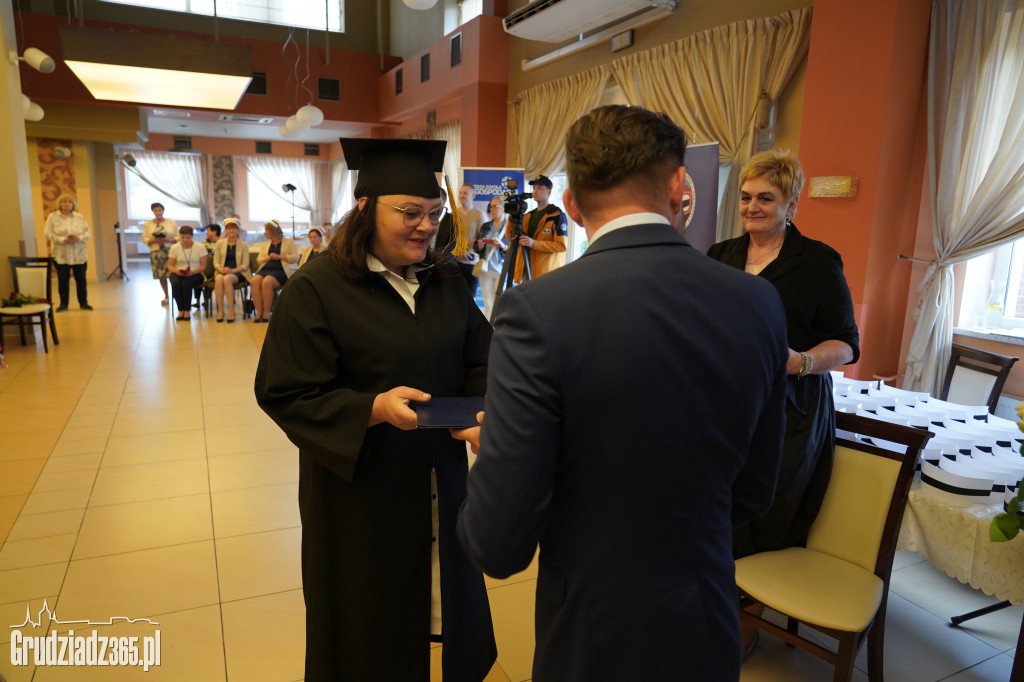 Wręczenie dyplomów ukończenia studiów pielęgniarskich