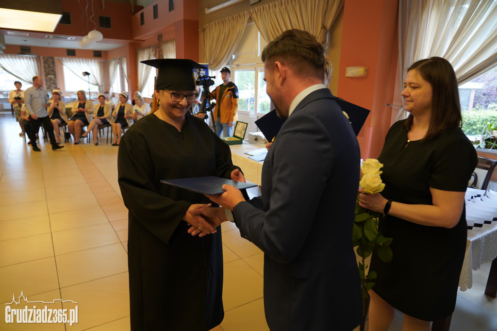 Wręczenie dyplomów ukończenia studiów pielęgniarskich