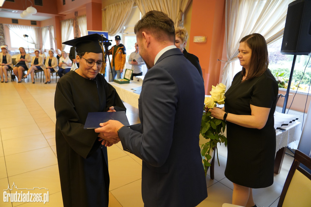 Wręczenie dyplomów ukończenia studiów pielęgniarskich