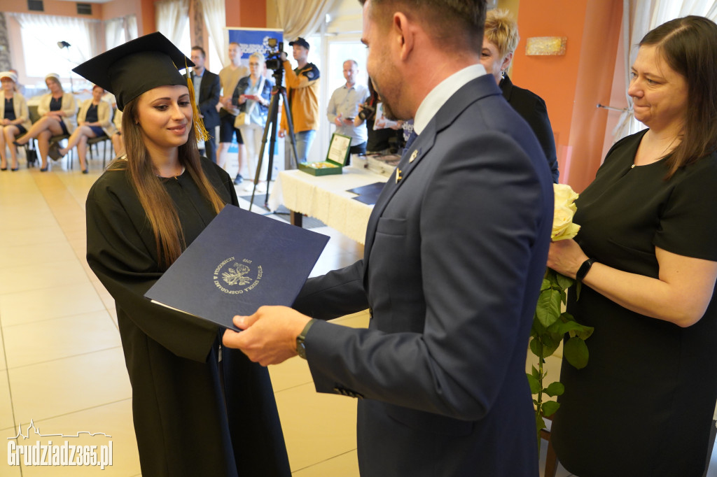 Wręczenie dyplomów ukończenia studiów pielęgniarskich