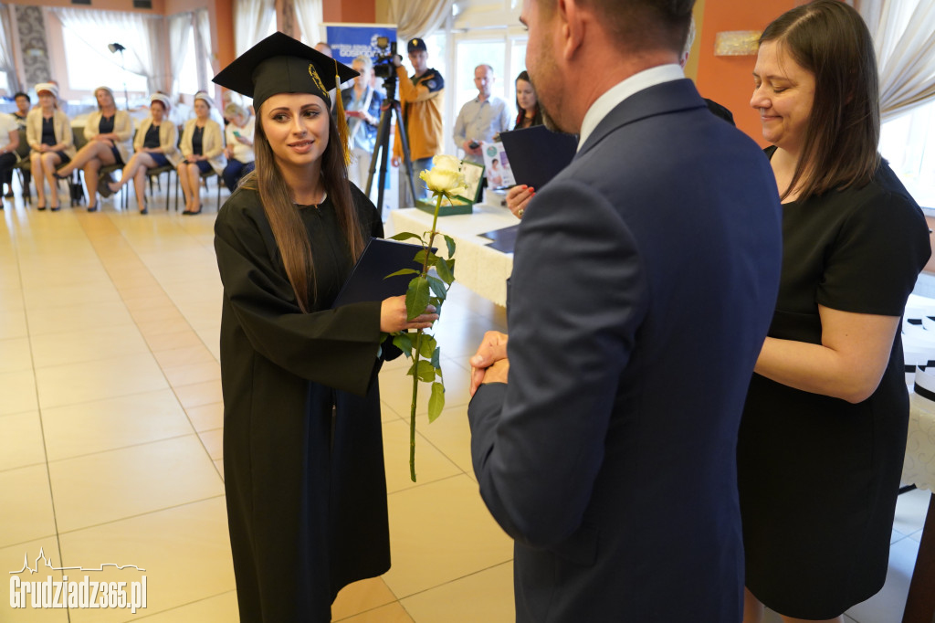 Wręczenie dyplomów ukończenia studiów pielęgniarskich