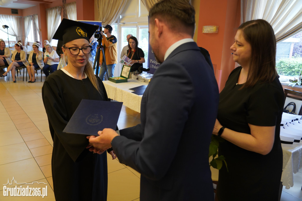 Wręczenie dyplomów ukończenia studiów pielęgniarskich