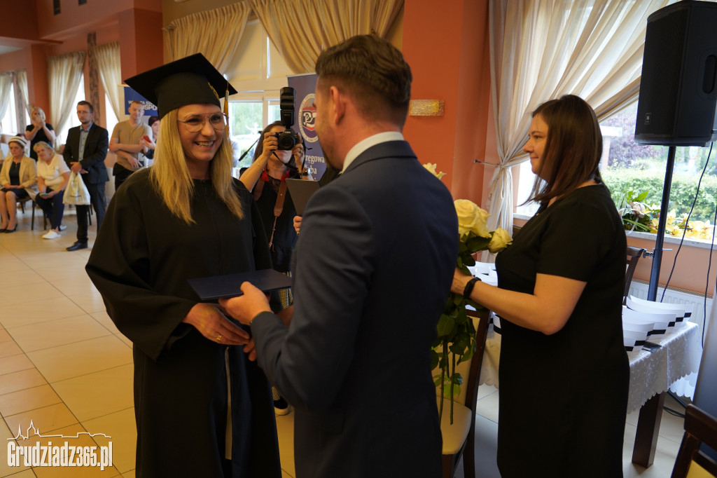 Wręczenie dyplomów ukończenia studiów pielęgniarskich