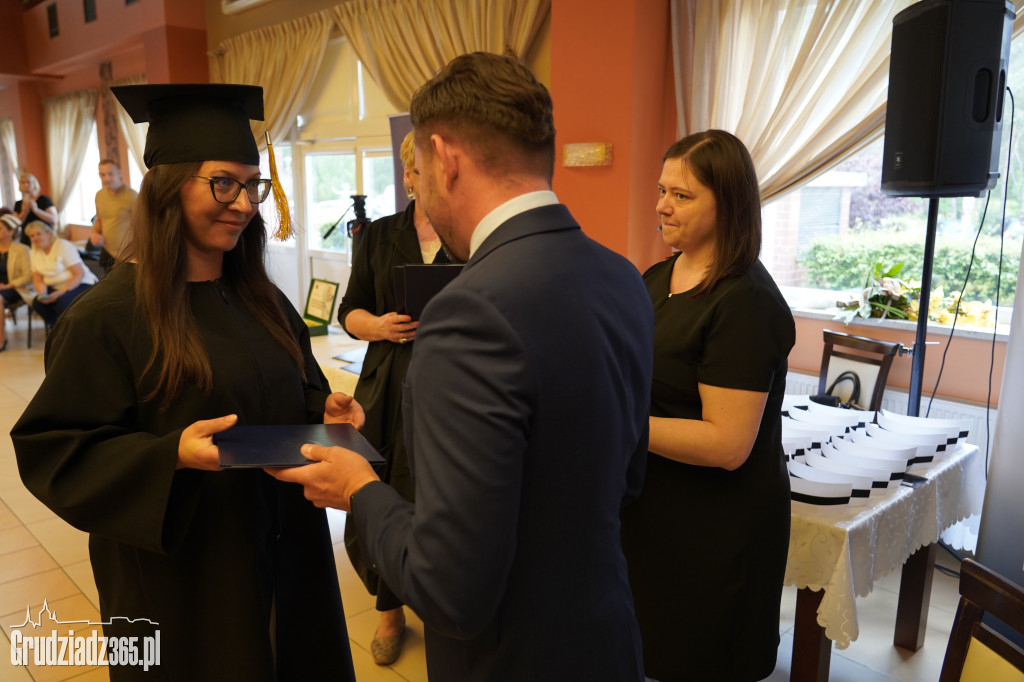 Wręczenie dyplomów ukończenia studiów pielęgniarskich