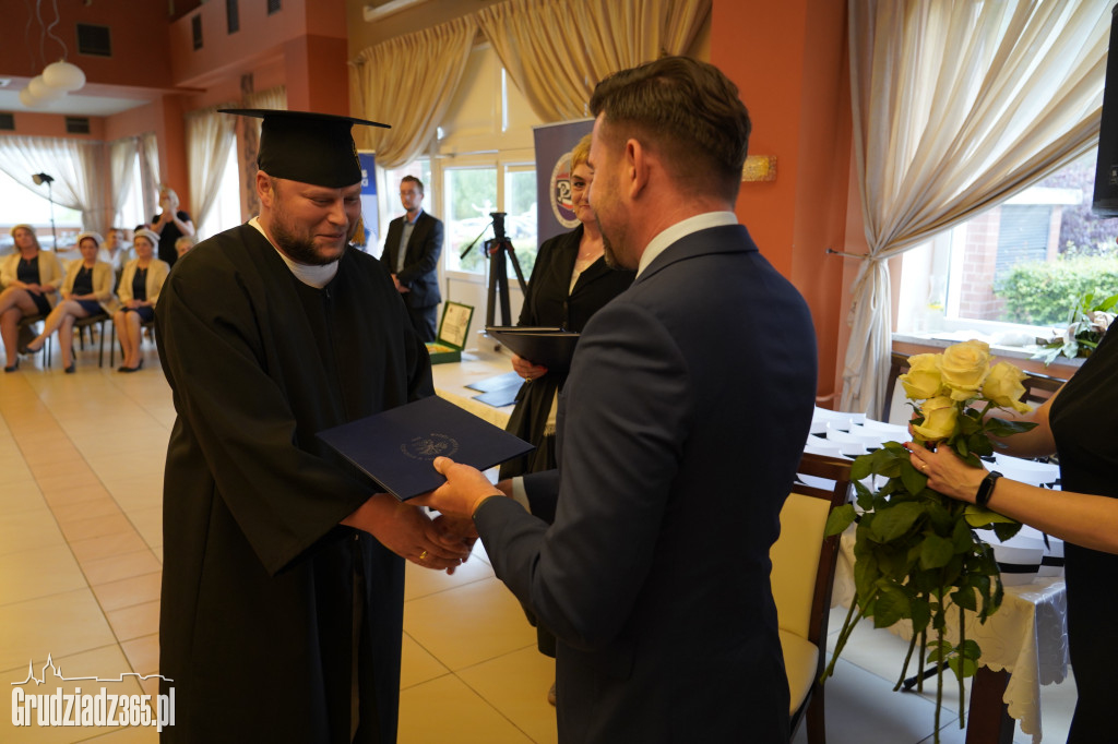 Wręczenie dyplomów ukończenia studiów pielęgniarskich