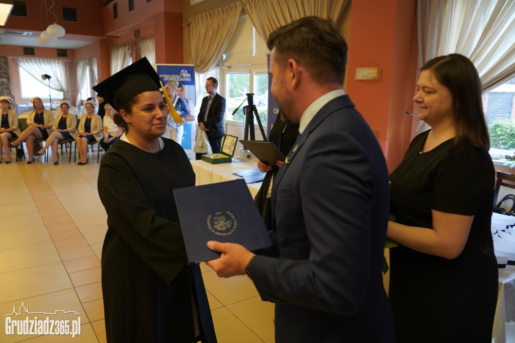 Wręczenie dyplomów ukończenia studiów pielęgniarskich