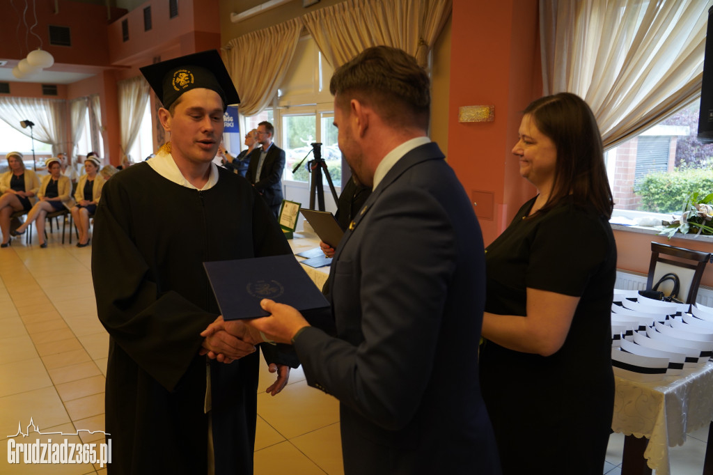Wręczenie dyplomów ukończenia studiów pielęgniarskich