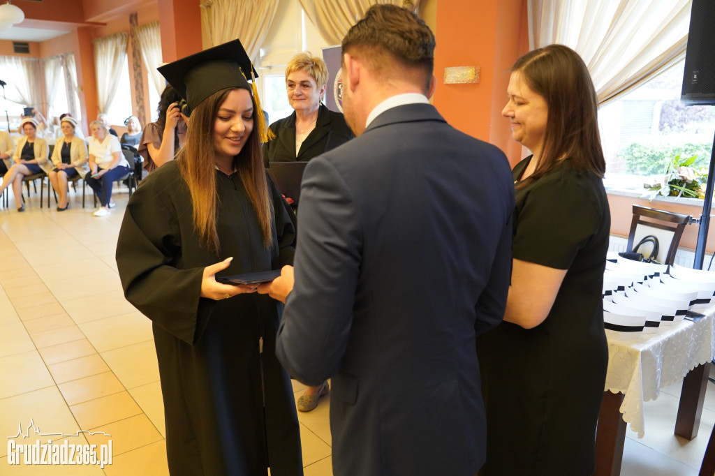 Wręczenie dyplomów ukończenia studiów pielęgniarskich