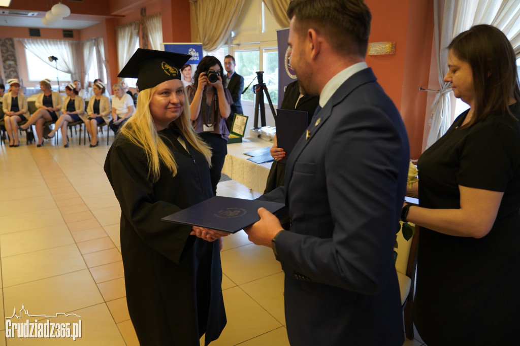 Wręczenie dyplomów ukończenia studiów pielęgniarskich