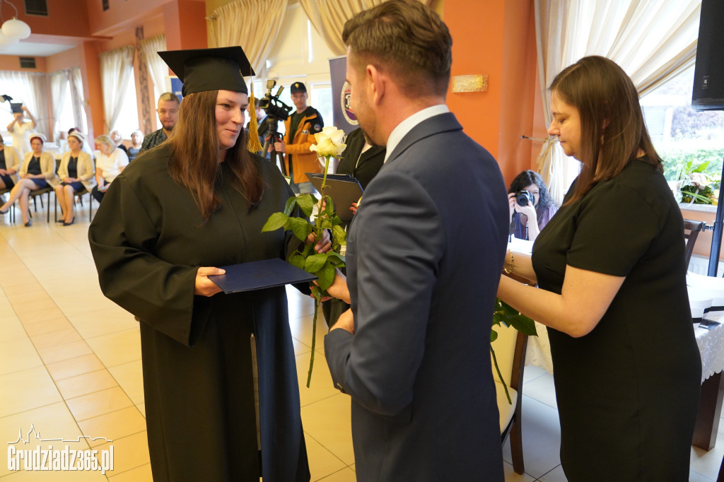 Wręczenie dyplomów ukończenia studiów pielęgniarskich