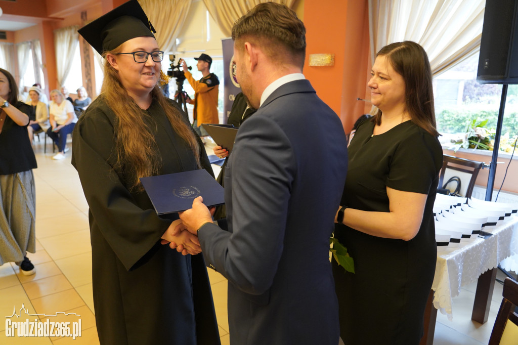 Wręczenie dyplomów ukończenia studiów pielęgniarskich