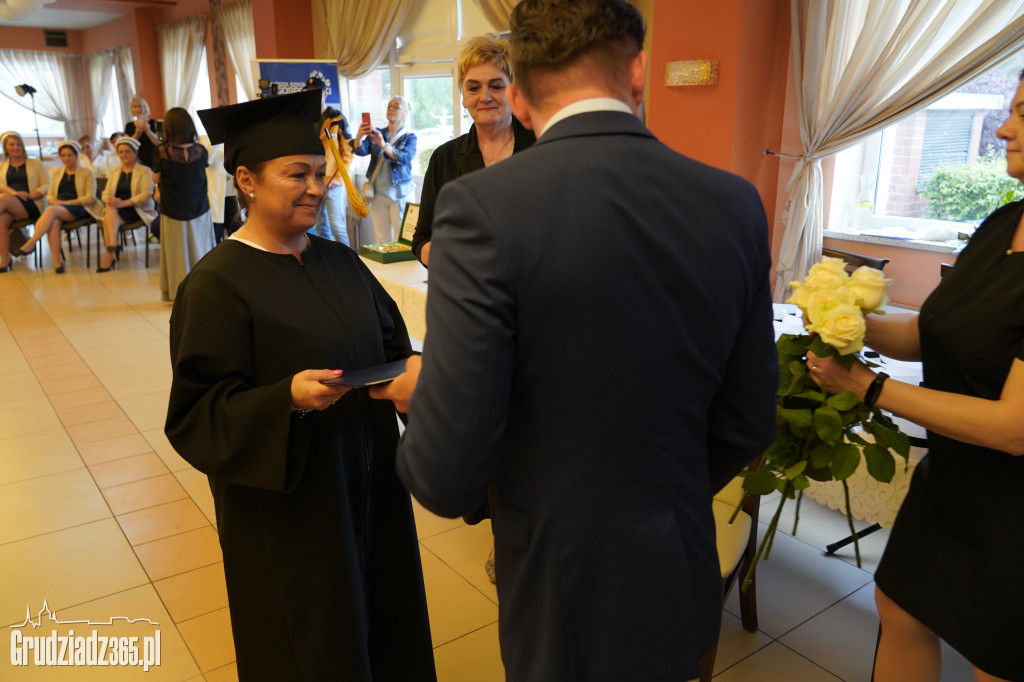 Wręczenie dyplomów ukończenia studiów pielęgniarskich