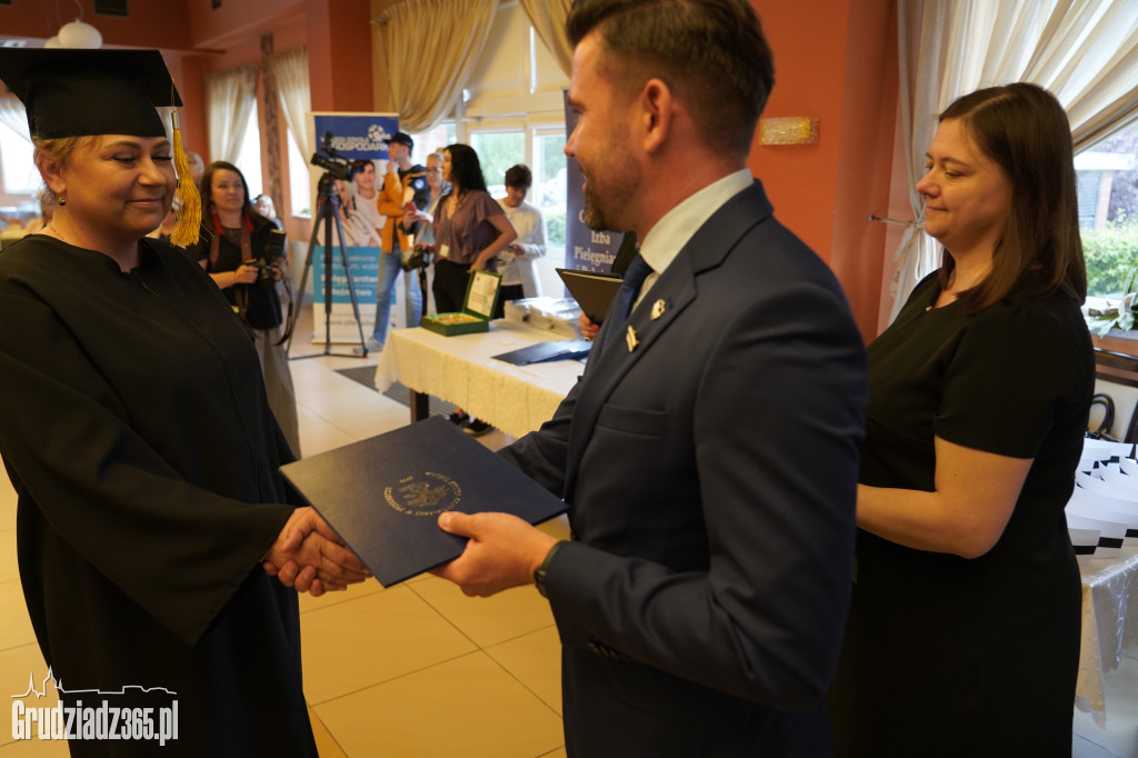 Wręczenie dyplomów ukończenia studiów pielęgniarskich