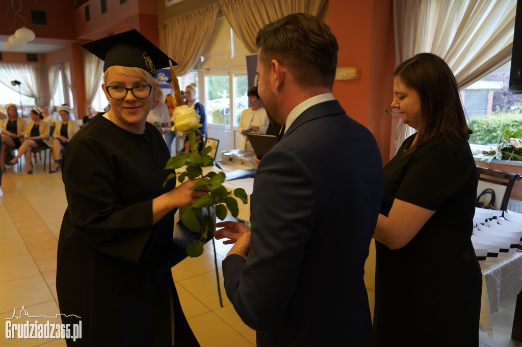 Wręczenie dyplomów ukończenia studiów pielęgniarskich