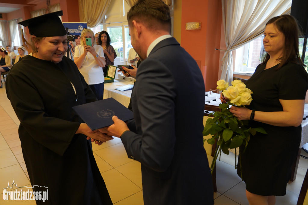 Wręczenie dyplomów ukończenia studiów pielęgniarskich