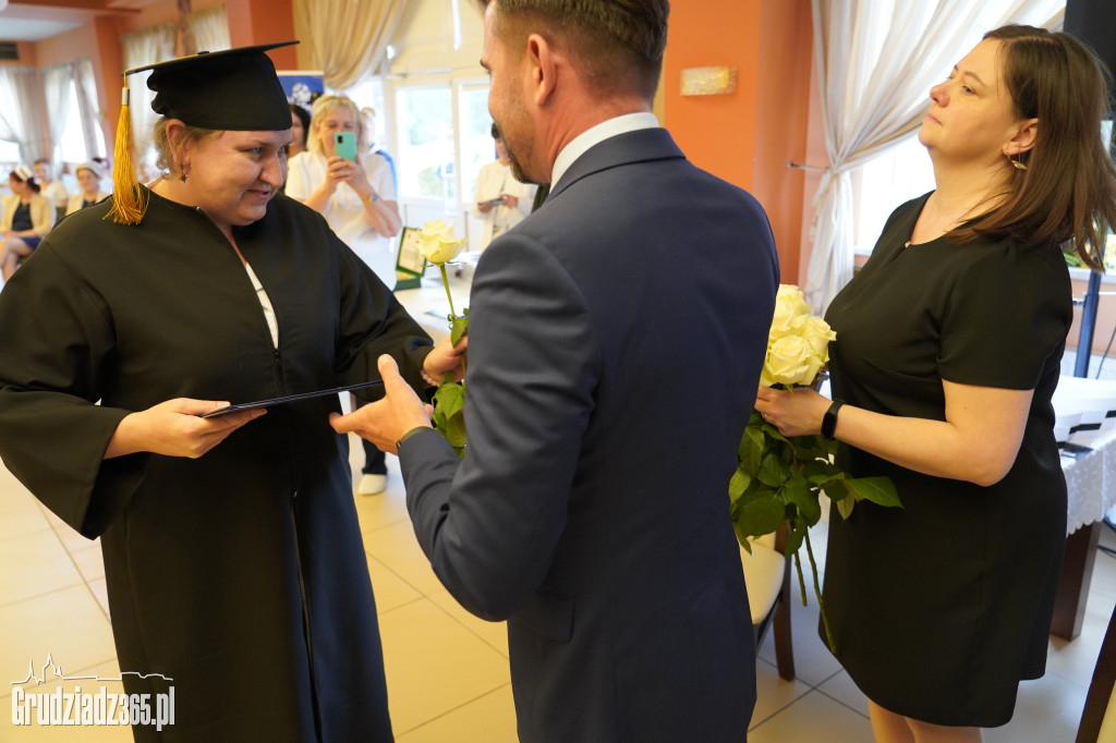 Wręczenie dyplomów ukończenia studiów pielęgniarskich