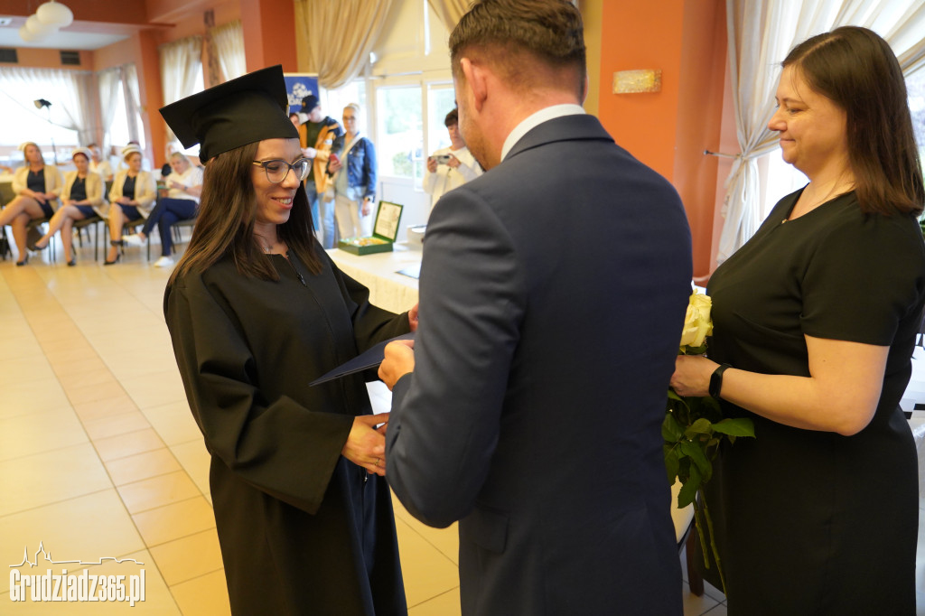 Wręczenie dyplomów ukończenia studiów pielęgniarskich