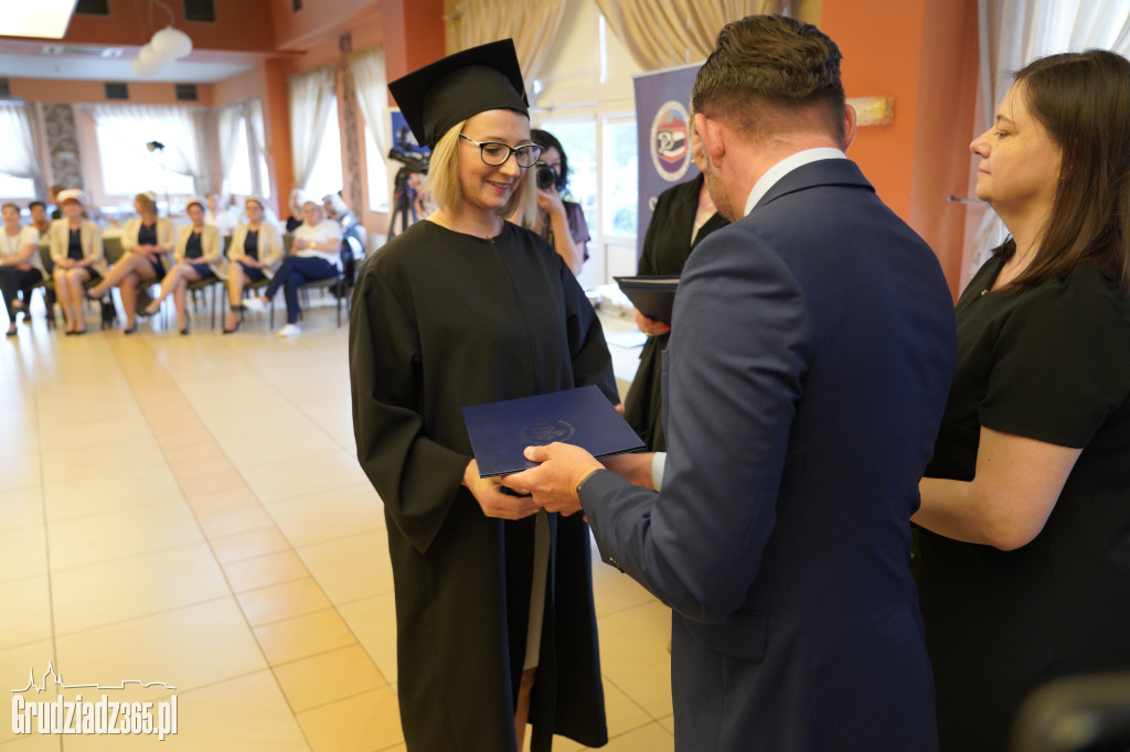 Wręczenie dyplomów ukończenia studiów pielęgniarskich