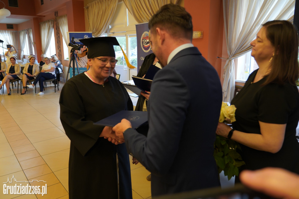 Wręczenie dyplomów ukończenia studiów pielęgniarskich