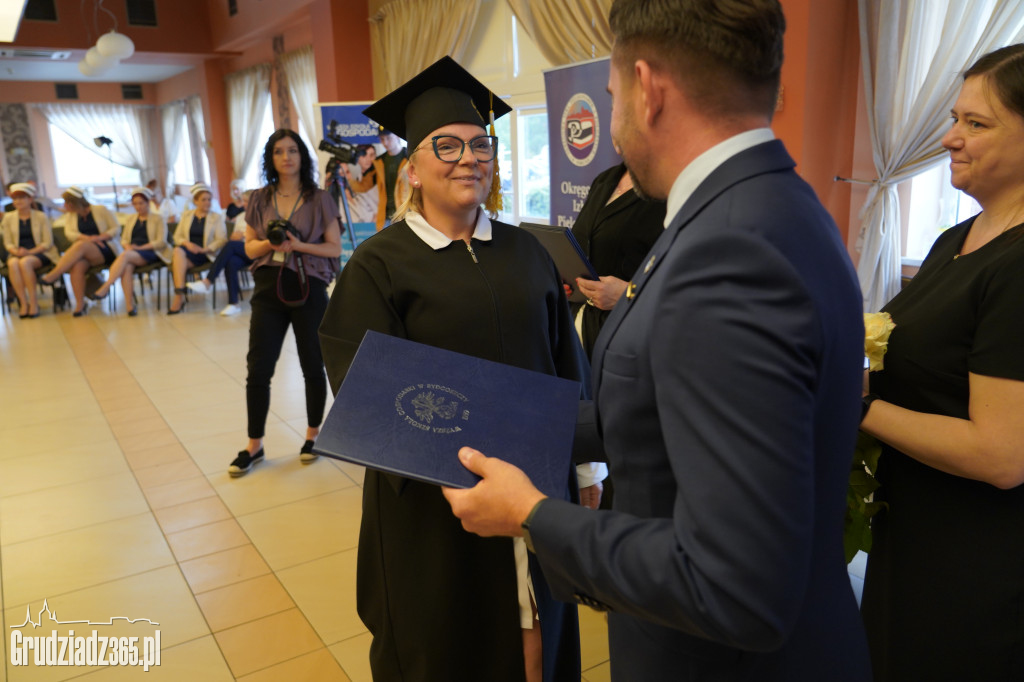 Wręczenie dyplomów ukończenia studiów pielęgniarskich