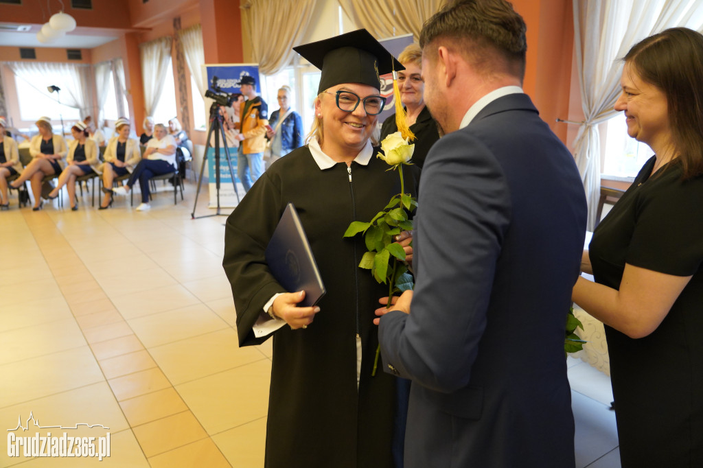 Wręczenie dyplomów ukończenia studiów pielęgniarskich