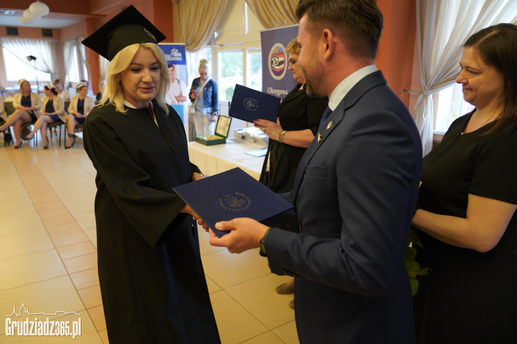 Wręczenie dyplomów ukończenia studiów pielęgniarskich