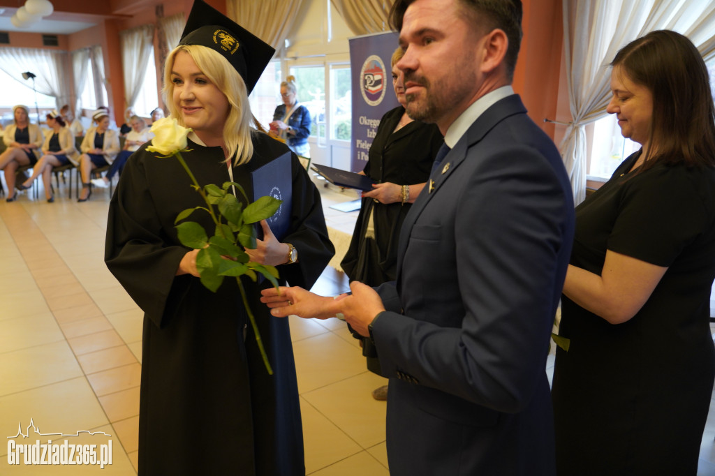 Wręczenie dyplomów ukończenia studiów pielęgniarskich