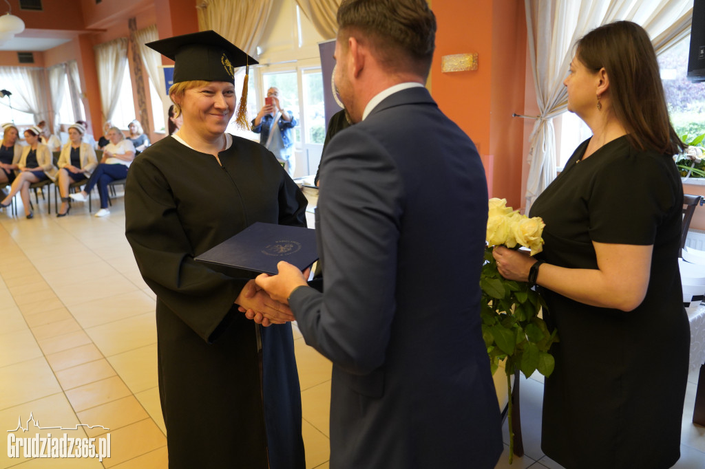 Wręczenie dyplomów ukończenia studiów pielęgniarskich