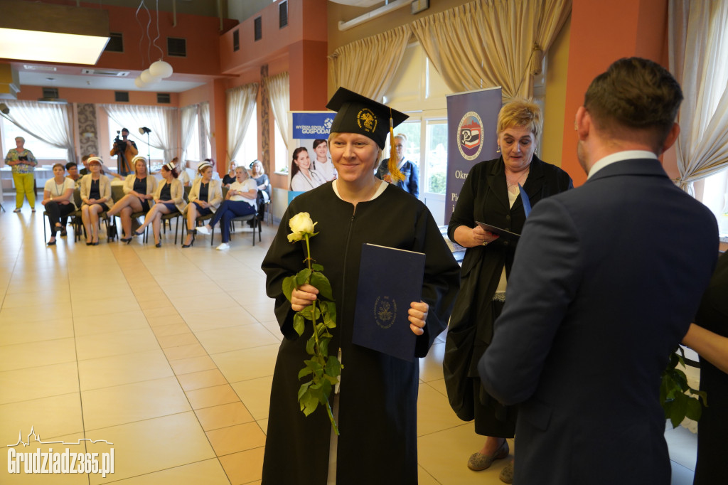 Wręczenie dyplomów ukończenia studiów pielęgniarskich